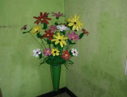 Bunga Yang Menarik Dari Plastik dan Kaleng Bekas