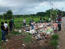 Lurah Maulafa Pimpin Ketua RT  dan Warga Bersihkan Sampah