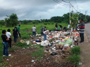 Lurah Maulafa Pimpin Ketua RT  dan Warga Bersihkan Sampah
