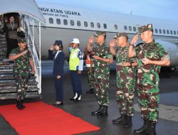 Dalam Rangka Kunker ke Dili Panglima TNI Transit di Kupang