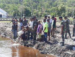 Satgas Pengaman Perbatasan Bersama Masyarakat Tebar 1.500 Bibit Ikan Bandeng
