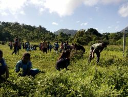 Anggota TNI Ajak Pelajar Hidup Bergotong Royong