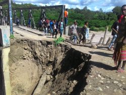 Babinsa Amanuban Timur Bantu Perbaiki Jembatan yang Putus