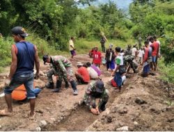 Satgas Pamtas Pos Tripoli Bersama Masyarakat Perbaiki Jalan Rusak