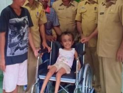 Gubernur NTT Viktor Donasi Kursi Roda Bagi Anak Penderita Hidrosefalus