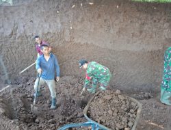 Warga Bersama Aparat TNI Gotong Royong Bangun Bak Penampungan Air