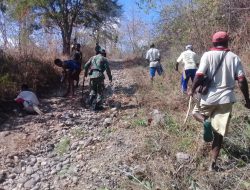 Warga Bersama TNI Mempersiapkan Lokasi Pembukaan TMMD Ke 105