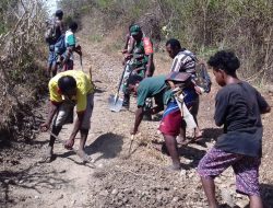 Babinsa Bersama Warga Gotong Royong Bersihkan Lokasi Upacara Pembukaan TMMD