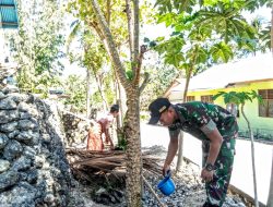 TNI Bantu Warga Perbatasan RI-RDTL Merawat Tanaman di Musim Kemarau