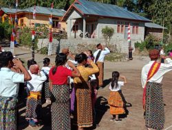 Berbusana Daerah Karang Taruna Leca Tedu Gelar Upacara Bendera  