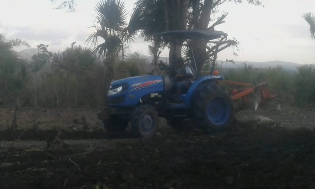 Traktor Pertanian Pemda Malaka Beroperasi di Desa Boen