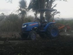 Traktor Pertanian Pemda Malaka Beroperasi di Desa Boen