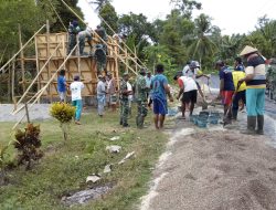 TNI dan Warga Bangun Bak Penampungan Air di Desa Perangen