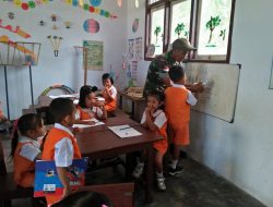 Unik! Anggota TNI di Pulau Terluar Ini Punya ‘Senjata Ampuh’, Ajari Murid TK