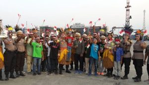 Personil Polres dan Warga Papua Menari Sajojo di Pelabuhan Tanjung Priok