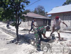 Babinsa 1604-05/Camplong Bantu Buat Penahan Badan Jalan