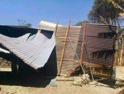 Angin Puting Beliung Porak Poranda 53 Rumah di Desa Makir