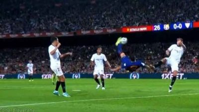 Luis Suarez cetak gol dengan tendangan salto Barcelona vs Sevilla 696x385