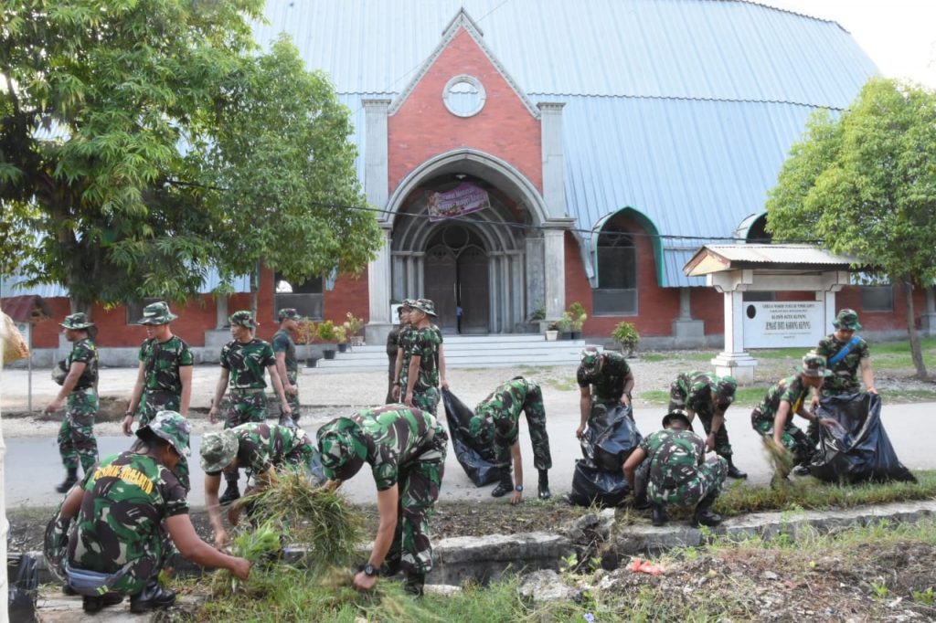 Sambut Hari Juang TNI AD 2019, Bersihkan Lingkungan dan Tempat Ibadah 