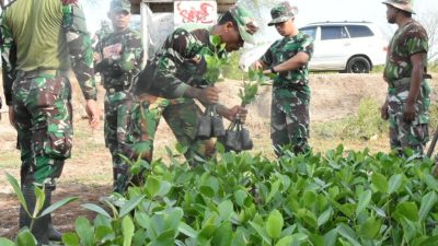 Jelang Hari Juang TNI AD Tahun 2019, Tanam Mangrove di Oesapa Barat