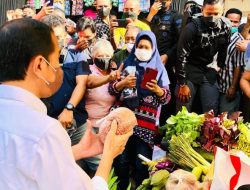 Presiden Jokowi Menyerahkan BLT untuk Pedagang Pasar Penfui