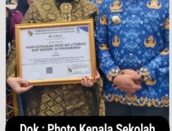 Hardiknas, PJ Walikota Pekanbaru Beri Penghargaan Bagi Guru dan Siswa