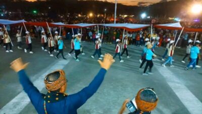 Meriahkan Karnaval HUT RI di Mbay, Pelajar Smacle Boawae Arak Bendera 78 Meter