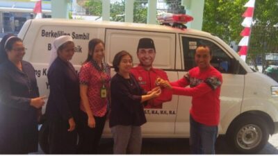 Richard Riwoe Serahkan Bantuan Satu Unit Mobil Ambulance Kepada RS Carolus Baromeus