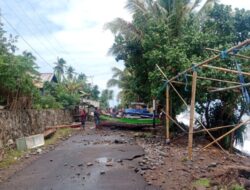 Gelombang Tinggi Hantam Pesisir Selatan Nagekeo, Perahu Nelayan Terseret Hingga ke Darat, Akses Jalan Lumpuh