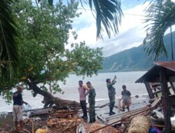 TNI-POLRI Sigap Bantu Warga Evakuasi Barang dan Material yang Diterjang Gelombang Pasang