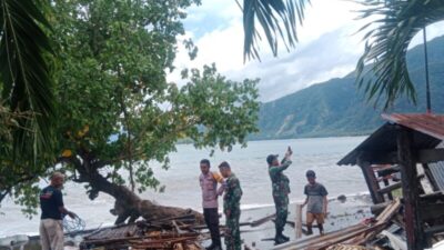 TNI-POLRI Sigap Bantu Warga Evakuasi Barang dan Material yang Diterjang Gelombang Pasang