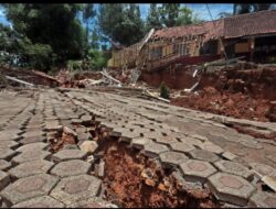 Dampak Kerusakan Akibat Pergerakan Tanah di Bandung Barat