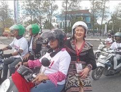 Naik Sepeda Motor Ansi Lema dan Jane Natalia Daftar Ke KPUD NTT