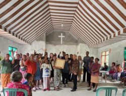 Peduli Tempat Ibadah, Viktor Soetektjo Beri Bantuan Keramik Buat Gereja Baki Balaf