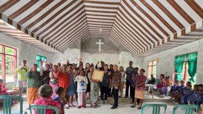 Peduli Tempat Ibadah, Viktor Soetektjo Beri Bantuan Keramik Buat Gereja Baki Balaf