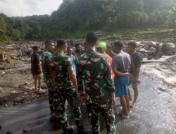 TNI Berjibaku Cari Korban Banjir Bandang di Nagekeo