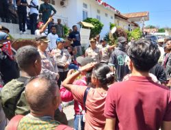 Polres Malaka Kawal Aksi di Kantor Bupati, Kapolres Imbau Jaga Ketertiban