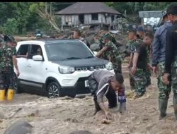 Kala Briptu Lucky dan TNI Berjibaku Selamatkan Warga Menerobos Banjir