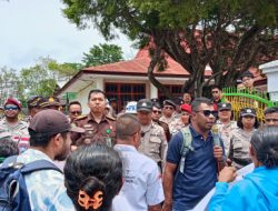 “Aksi Damai di Depan Kejari TTS: Masyarakat dan FPDT Tuntut Transparansi, Kajari Janjikan Kasus Desa Spaha” Jadi Atensi Khusus