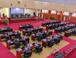Diduga Anggota DPRD TTS dari Dapil I Bermain Game Saat Rapat Paripurna Pembahasan Pokir
