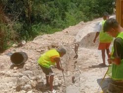 MERESPON SOROTAN MASYARAKAT, BAGIAN RUSAK JALAN SP. BALIBO–SP. UMASUKAER DIBONGKAR DAN DIPERBAIKI