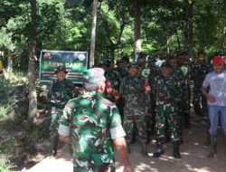 KODIM 1621/TTS BERSAMA MASYARAKAT BERSIHKAN KALI OENASI, ANTISIPASI BANJIR DAN RAYAKAN HUT KOREM 161/WIRA SAKTI