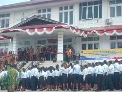 RIBUAN MASSA HADIRI PEMBAGIAN SK PPPK PARUH WAKTU DI KANTOR BUPATI MALAKA – KEGIATAN BERLANJUT TERTIB SETELAH MOMEN KERIBUTAN