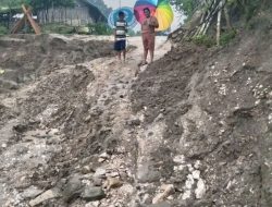 Jalan Penghubung TTS-Malaka Lumpuh Akibat Longsor, Warga Sono “Minta Tolong” ke Gubernur Jawa Barat