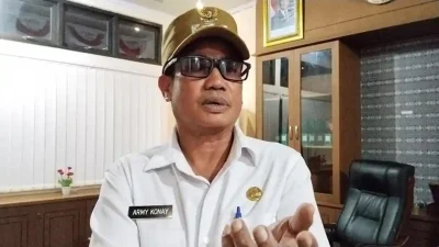 Wakil Bupati TTS Johny Army Konay saat diwawancara di ruang kerjanya