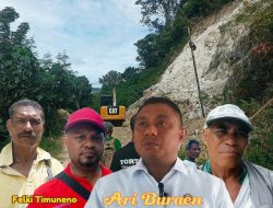 Jalan Provinsi Tertutup Longsor, Ari Buraen Turun Tangan Bantu Warga Tunbaun