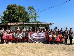 Menjelang HUT Polwan ke-78, Polwan Polres TTS Salurkan Bantuan Perlengkapan Sekolah ke SD Negeri Besao