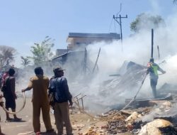 Babinsa dan Warga Padamkan Kebakaran Enam Kios dan Satu Usaha Mebel di Kuatnana