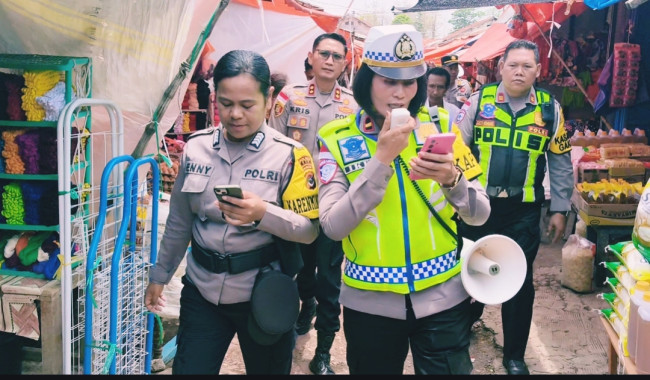 Dua Polwan Polres TTS Suarakan 10 Himbauan Keselamatan Berlalu Lintas di Pasar Inpres Soe 1 Polish 20261028 195910658